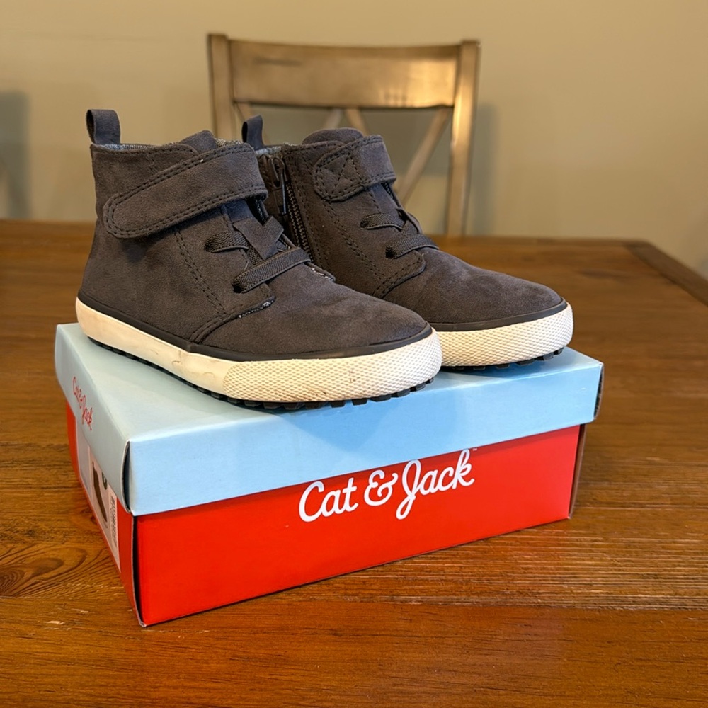 Cat & Jack Boy’s Dk Gray Suede Sneaker Boot Sz 9